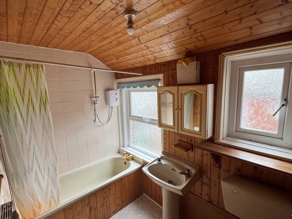 Lot: 165 - TWO-BEDROOM TOWN-CENTRE APARTMENT FOR INVESTMENT OR OCCUPATION - Bathroom